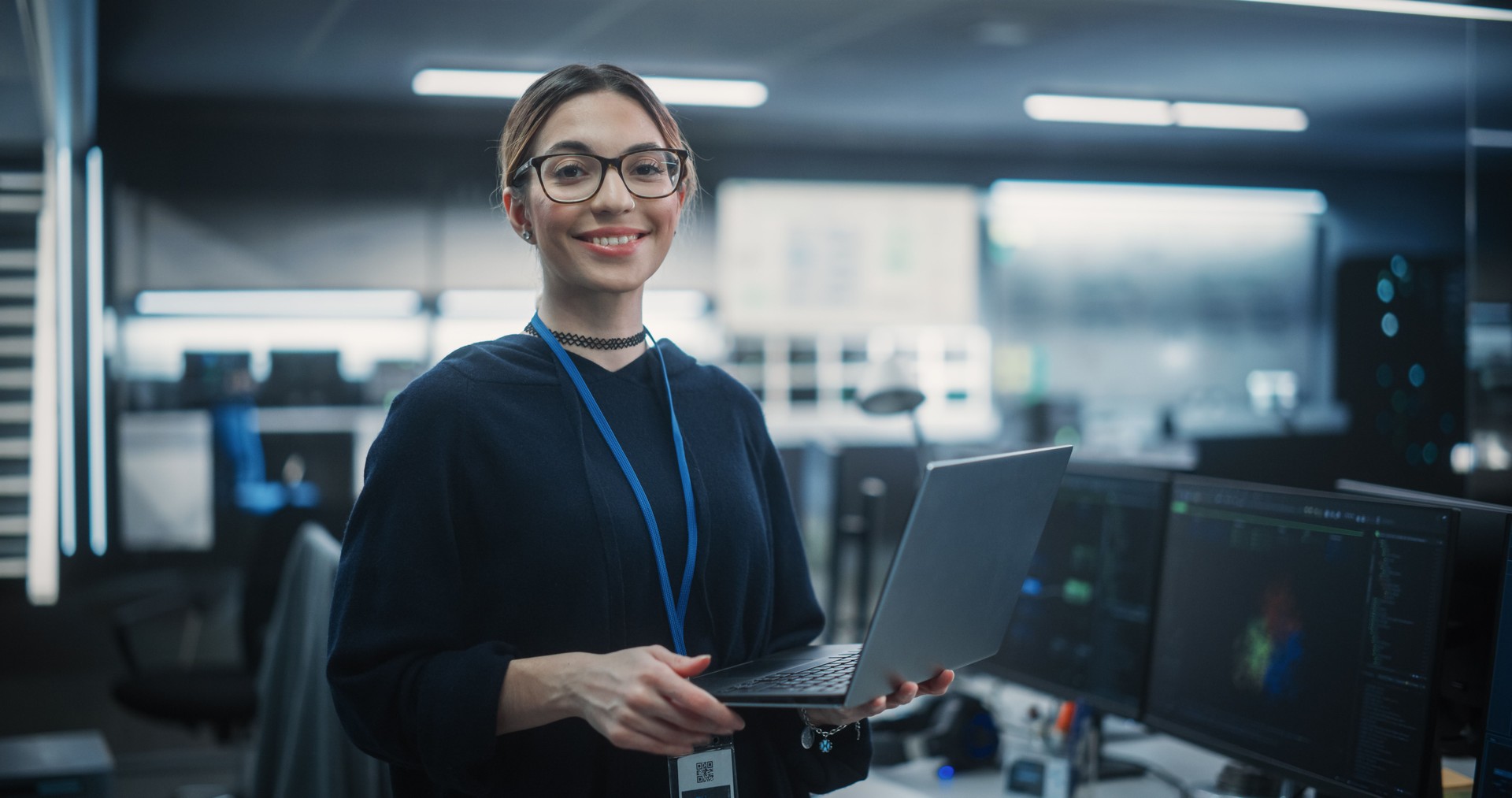 Portrait d’une femme multiethnique séduisante regardant la caméra et souriant avec charme. Femme d’affaires au travail, Responsable des technologies de l’information, Professionnelle du génie logiciel