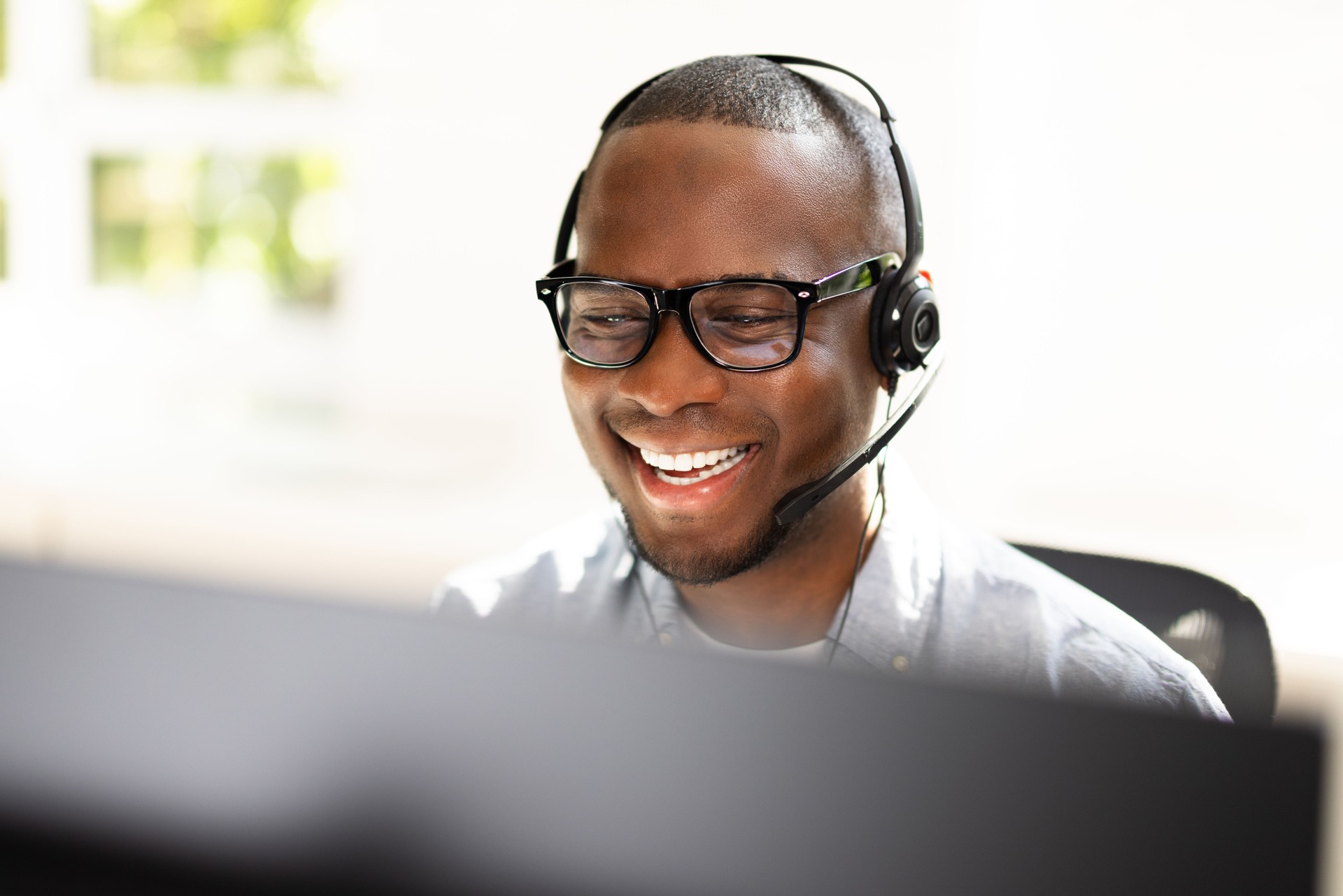 : Agent de centre d’appels énergique assurant la satisfaction de la clientèle au téléphone